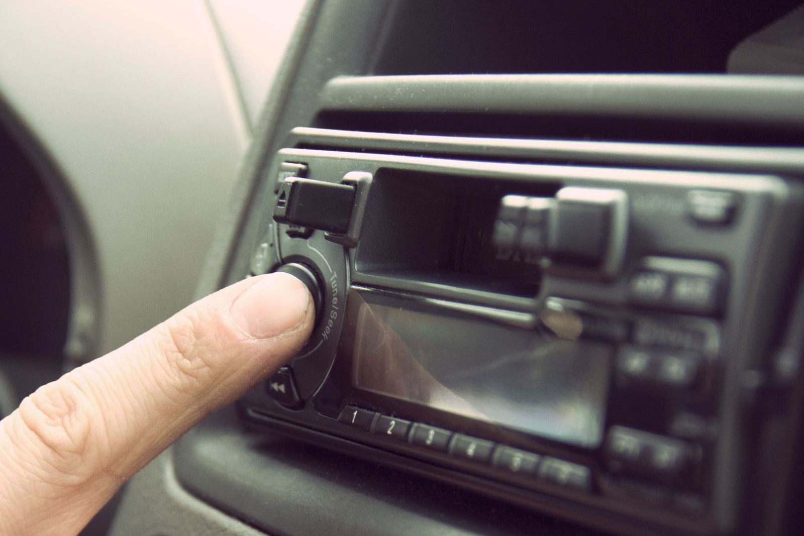Controles de audio en el salpicadero de un coche