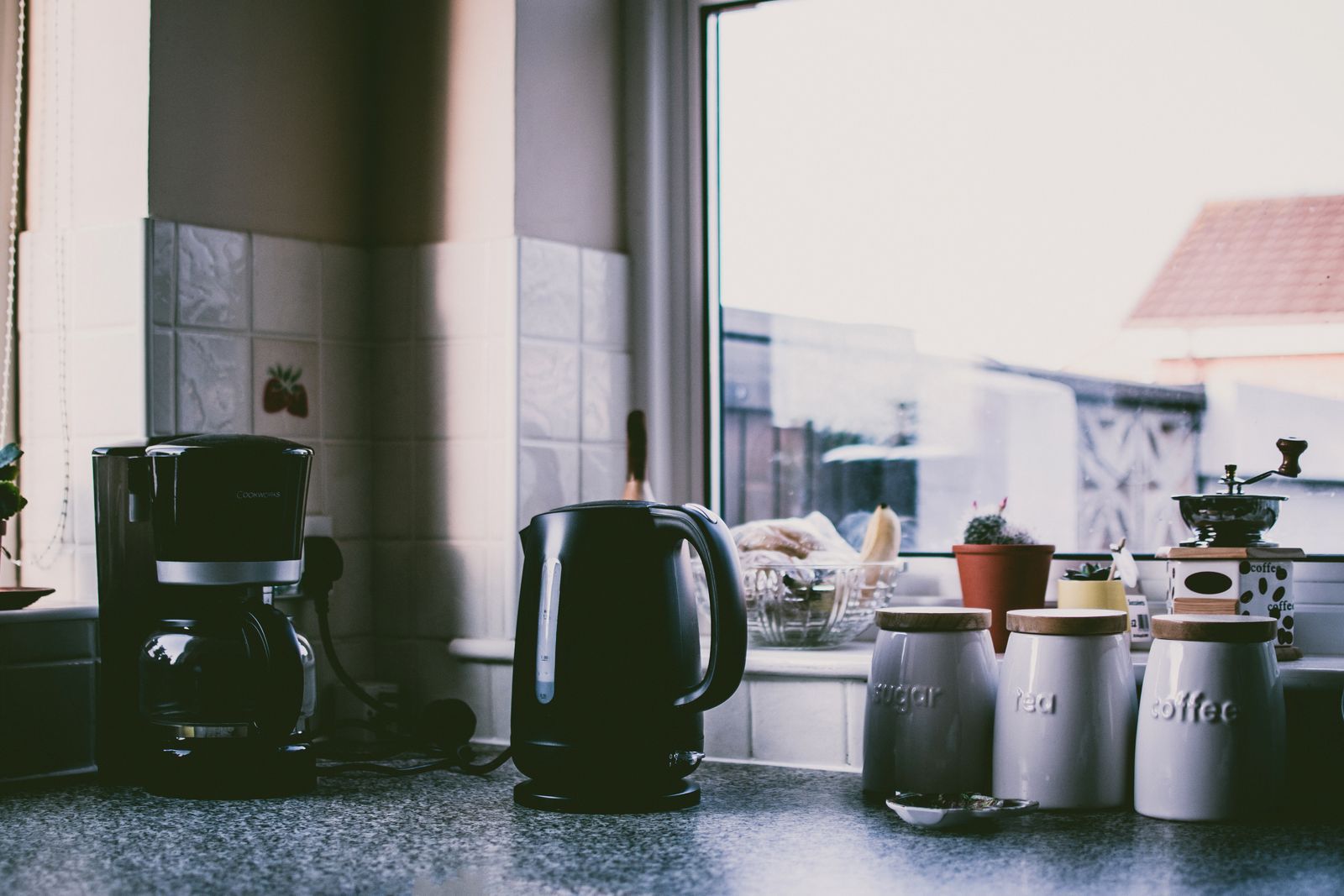 Cafetera y hervidor en la encimera de una cocina